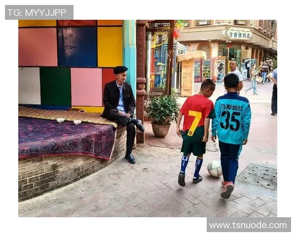 热爱足球的新疆少年们在绿茵场上追逐梦想展现激情与风采